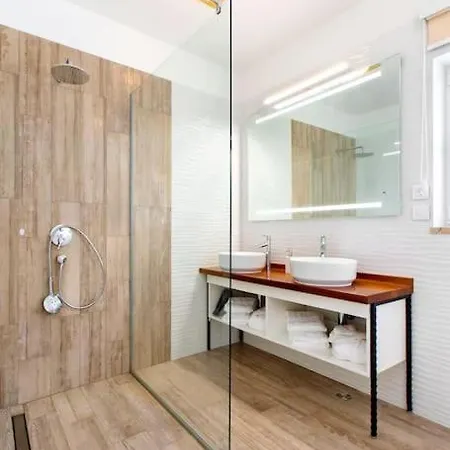 Vidiroti- Luxury 400 M2 Complex